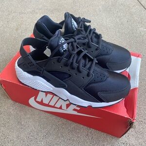 Women’s Nike Huarache 8.5